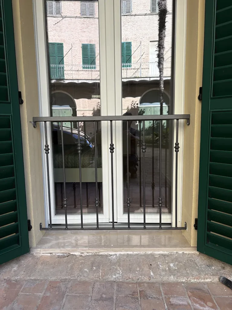 ringhiera antintrusione in ferro nero